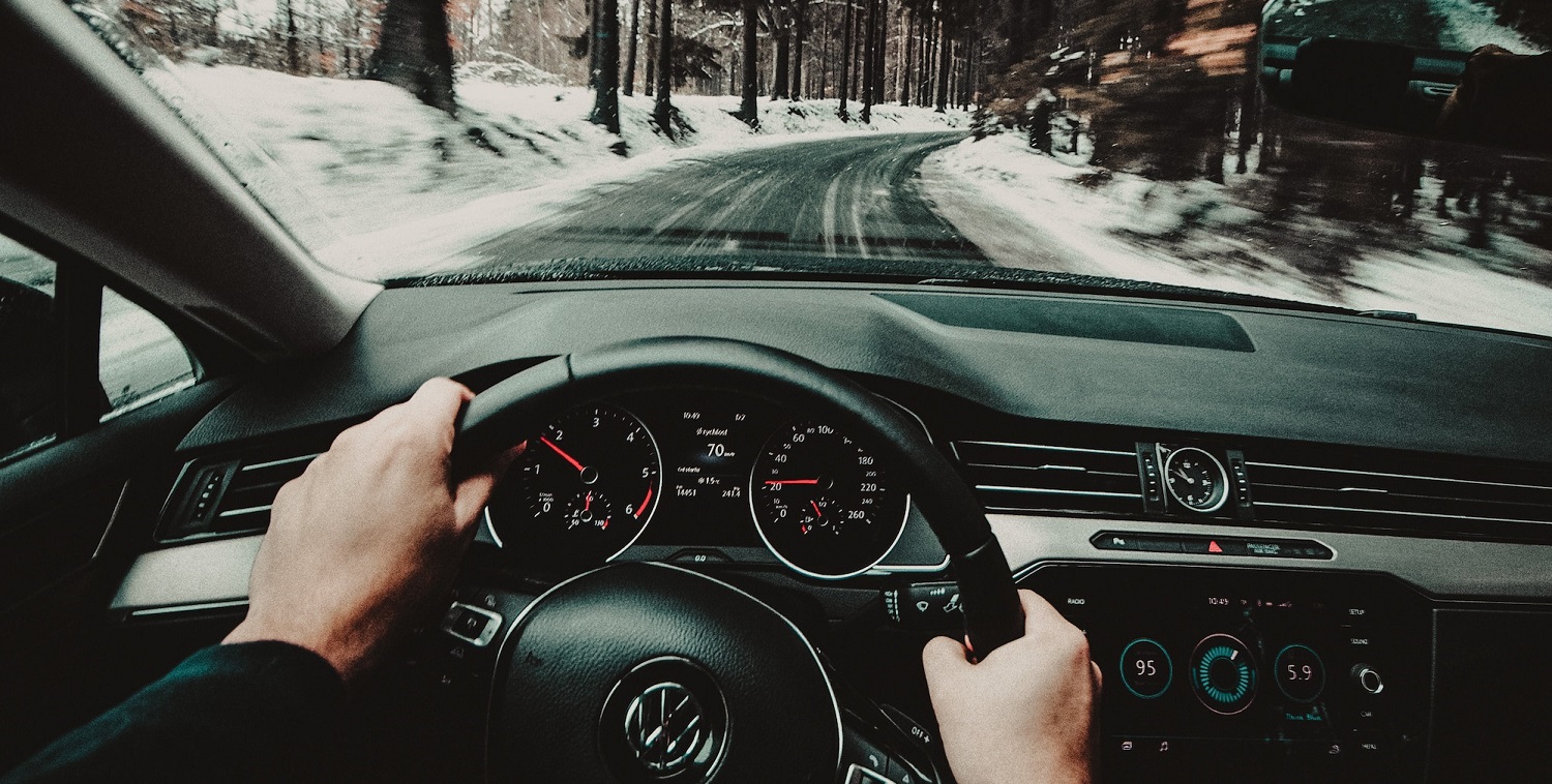 Vehículo conduciendo por la nieve. Vehículos y flota de Alpy Transfers.